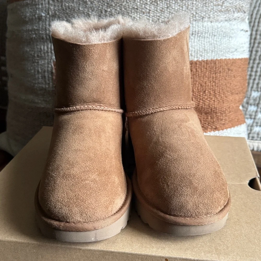 UGG‎ Short Shearling Bow Boots - Chestnut